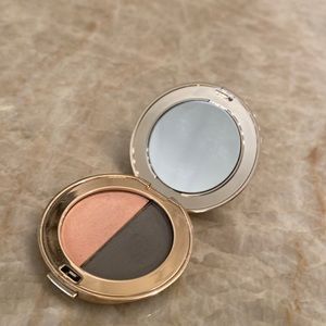 Jane Iredale don’t care press eyeshadow in the color hush/smoky gray.